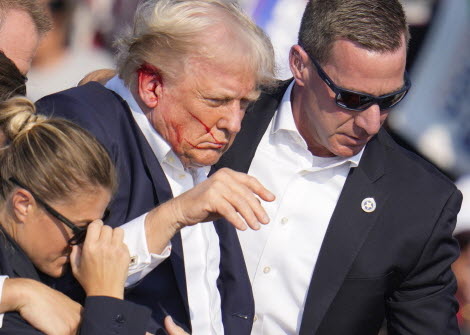 미 공화당 도널드 트럼프 대선 후보가 저격을 당해 부상을 입었다. [사진출처=AP/뉴시스]