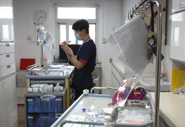 서울시내 한 종합병원 병동에서&nbsp;한 남성 간호사가 환자를 돌볼 준비를 하고 있다. [사진 출처=뉴시스]