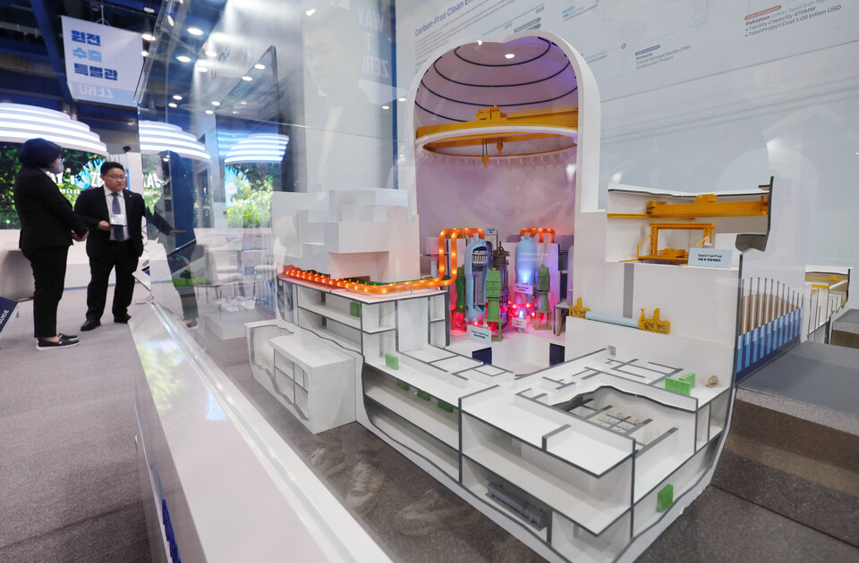 지난 4월 3일 서울 강남구 코엑스에서 열린 코리아스마트그리드엑스포 원전 수출 특별관에서 한국수력원자력 관계자가 한국형 원자력 발전소 ‘APR1400’에 대해 설명하고 있다. [사진제공=뉴시스]