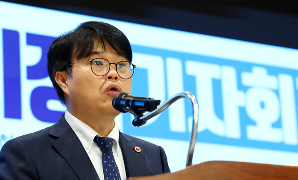 대한의사협회 임현택 회장이 15일 서울 용산구에서 현안 관련 기자회견을 하고 있다. [사진제공=뉴시스]