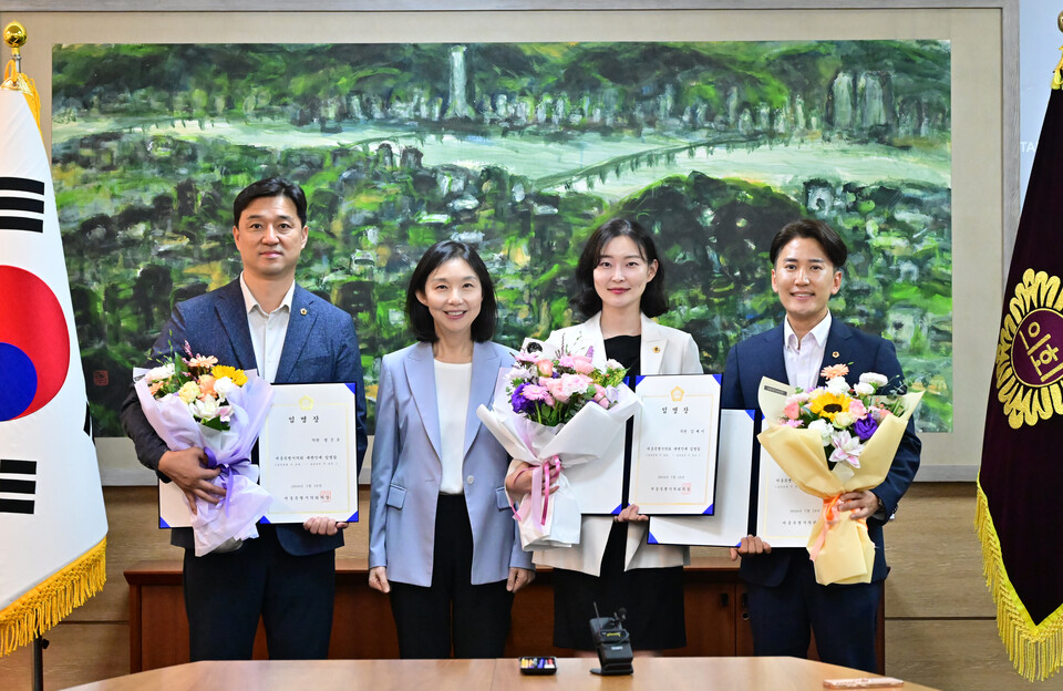 최호정 서울시의회 의장이 11대 서울시의회 3기 대변인으로 임명된 김혜지(국민의힘, 강동1)·이민석(국민의힘, 마포1) 의원과 정준호(더불어민주당, 은평4) 의원에게 임명장을 수여했다. 2024. 07. 24. [사진제공=서울시의회]