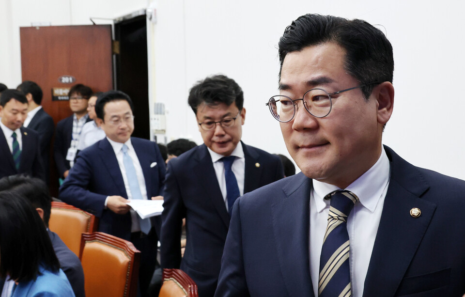 박찬대(오른쪽) 더불어민주당 당 대표 직무대행 겸 원내대표가 25일 오전 서울 여의도 국회에서 열린 정책조정회의에 참석하고 있다. [사진제공=뉴시스]