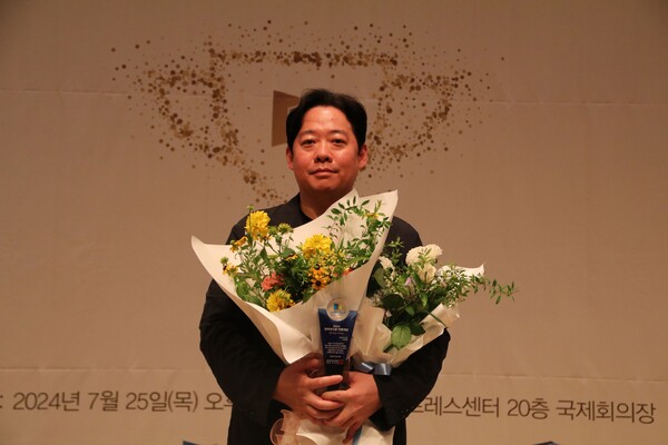 본보 박주환 기자가 2024 인터넷신문 언론대상에서 보도부문 탐사보도 우수상을 받은 뒤 기념사진을 촬영하고 있다. ⓒ투데이신문