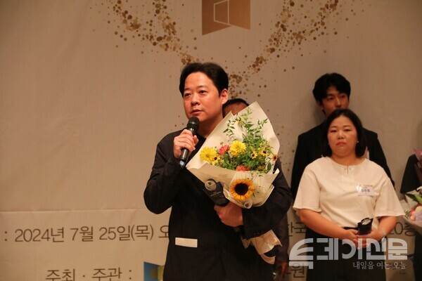 본보 박주환 기자가 25일 서울 중구 한국프로세센터에서 열린 2024 인터넷신문 언론대상 시상식에서 보도부문 탐사보도 우수상을 수상한 소감을 말하고 있다. ⓒ투데이신문