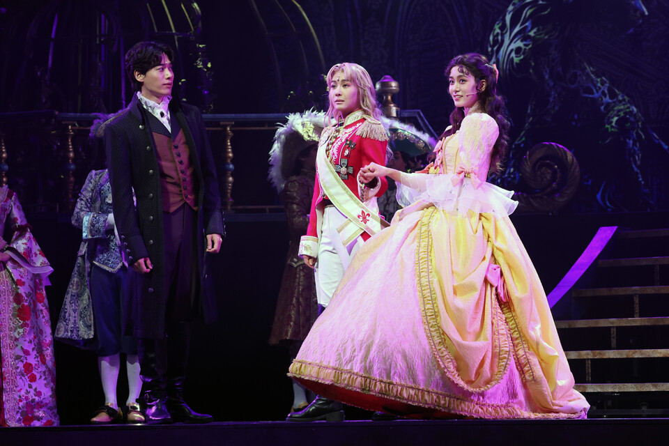 뮤지컬 &lt;베르사유의 장미&gt; 출연 배우들이 25일 서울 중구 충무아트센터 대극장에서 언론시연회를 하고 있는 모습. [사진제공=뉴시스]&nbsp;<br>