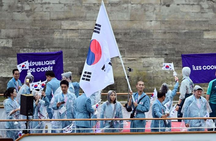 2024 파리 올림픽 개회식이 열린 26일(현지시각) 프랑스 파리 센강에서 대한민국 선수단을 태운 보트가 트로카데로 광장을 향해 수상 행진을 하고 있다. [사진출처=뉴시스]<br>