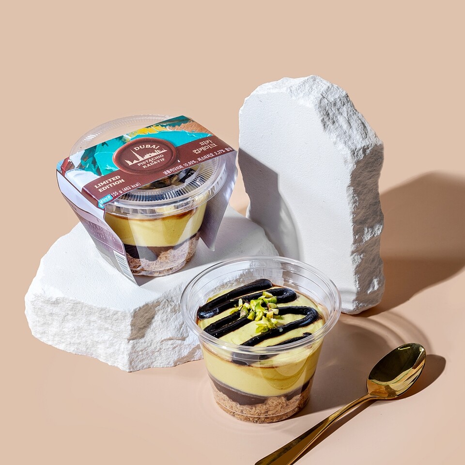 편의점 CU가 두바이 스타일 초콜릿에 이어 피스타치오&amp;카다이프 컵케이크를 새롭게 선보인다. [사진제공=BGF리테일]