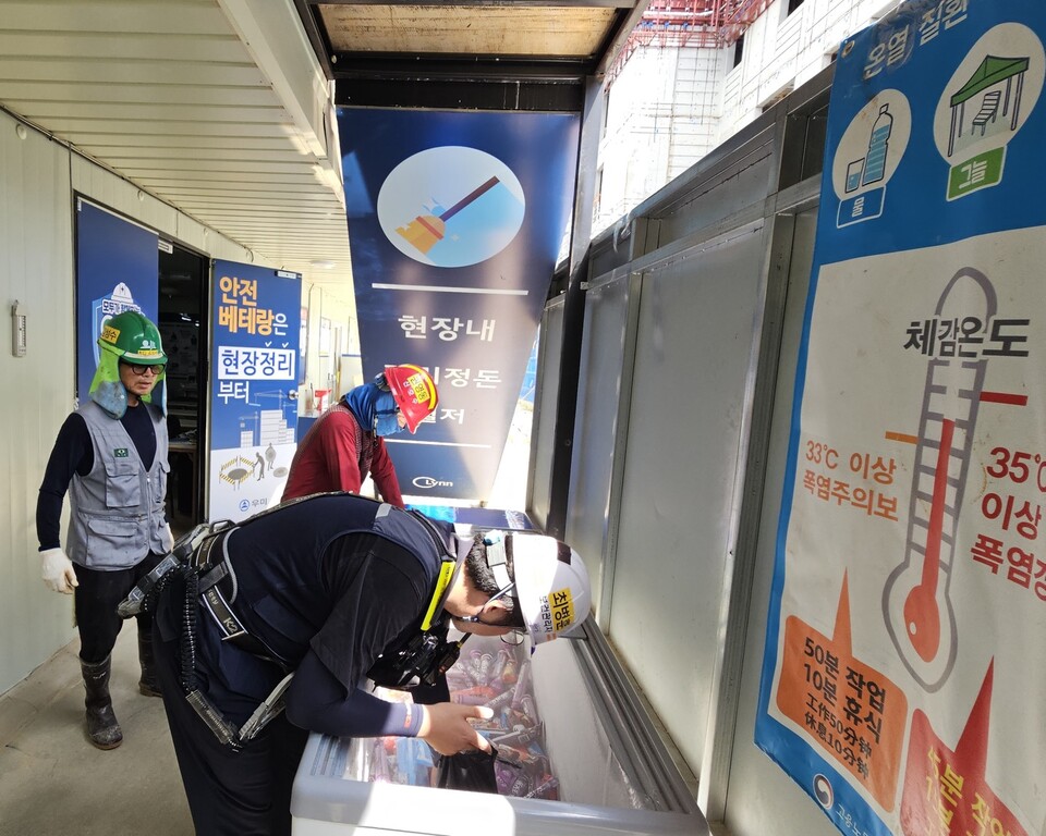 우미건설이 현장 직원들에게 시원한 아이스크림과 커피를 제공하고 있다. [사진제공=우미건설]