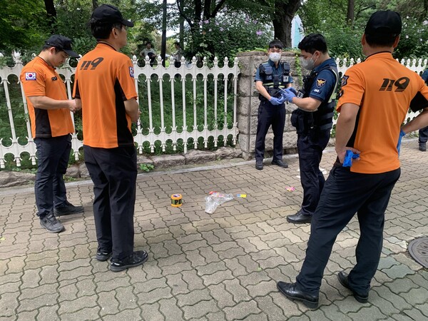 10차 오물 풍선이 살포된 후, 25일 서울 여의도 국회 인근 도로에서 오물 풍선 잔해가 발견돼 경찰과 소방 관계자들이 출동하고 있다. [사진제공=뉴시스]