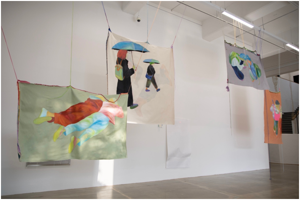 두 여자_천에 크로쉐 후 양면에 유채, 기변크기, 가변설치, 2021<br>