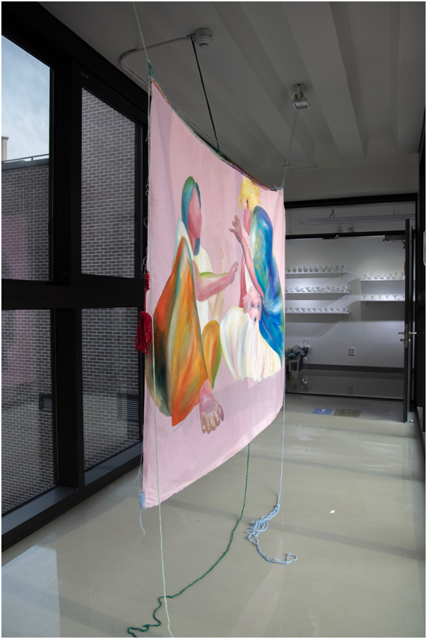 두 여자_천에 크로쉐 후 양면에 유채, 가변크기, 가변설치, 2021<br>