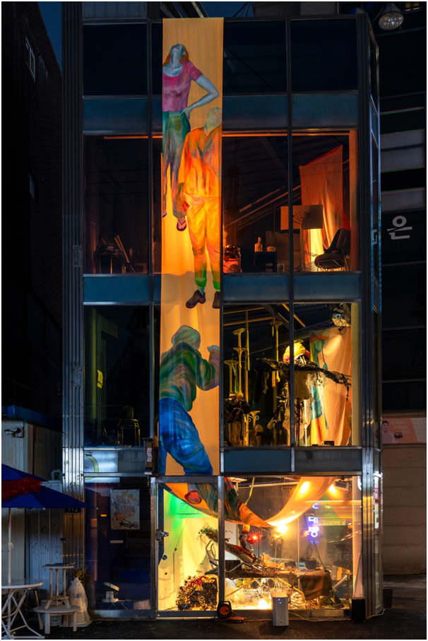 두 여자_방수천에 유채, 90 x 15,000 (cm), 가변설치, 2023<br>