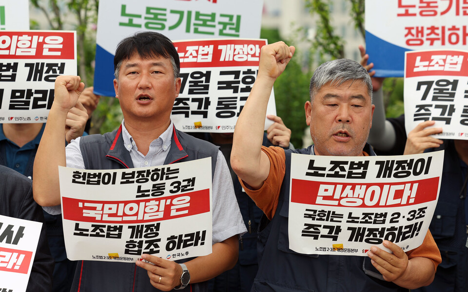 지난달 16일 서울 영등포구 국회 앞에서 노조법 2·3조 개정 운동본부, 민주노총, 한국노총 공동 주최로 진행된 ‘노조법 개정 방해 국민의힘 규탄 및 노조법 2·3조 개정 촉구 긴급 기자회견’에 민주노총 양경수 위원장(왼쪽)과 한국노총 김동명 위원장이 참석해 있다. [사진제공=뉴시스]