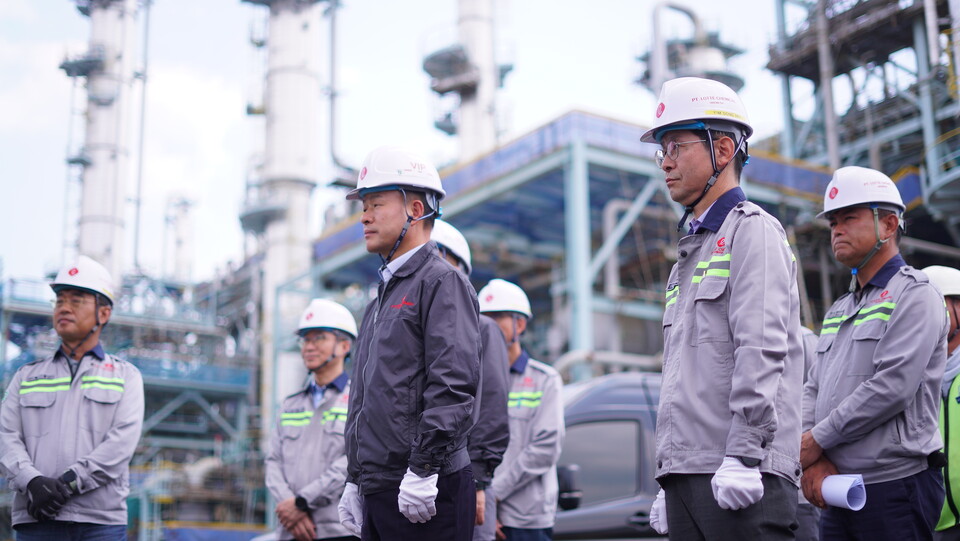 롯데케미칼 이훈기 대표이사가 지난 4월 18일 인도네시아 LINE(LOTTE Indonesia New Ethylene) 프로젝트 건설현장을 둘러보고 있다. [사진제공=롯데케미칼]