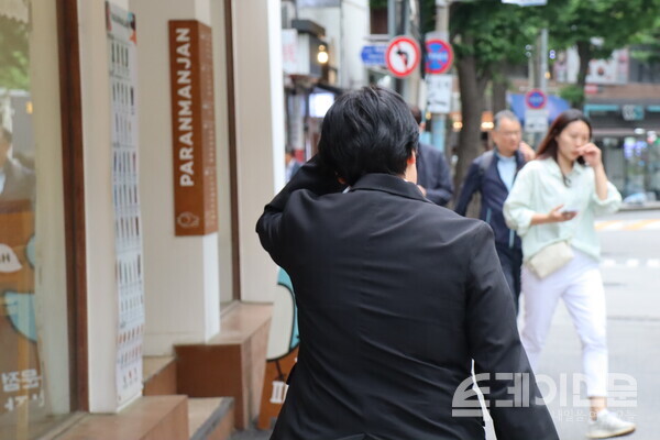 김은유씨가 본보와의 인터뷰를 마치고 업무를 위해 이동하고 있다. ⓒ투데이신문