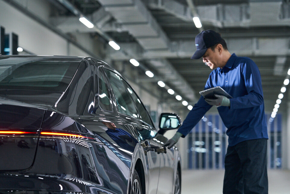 현대차 인증중고차 상품화 전담인력이 품질점검을 하고 있다. [사진제공=현대자동차]