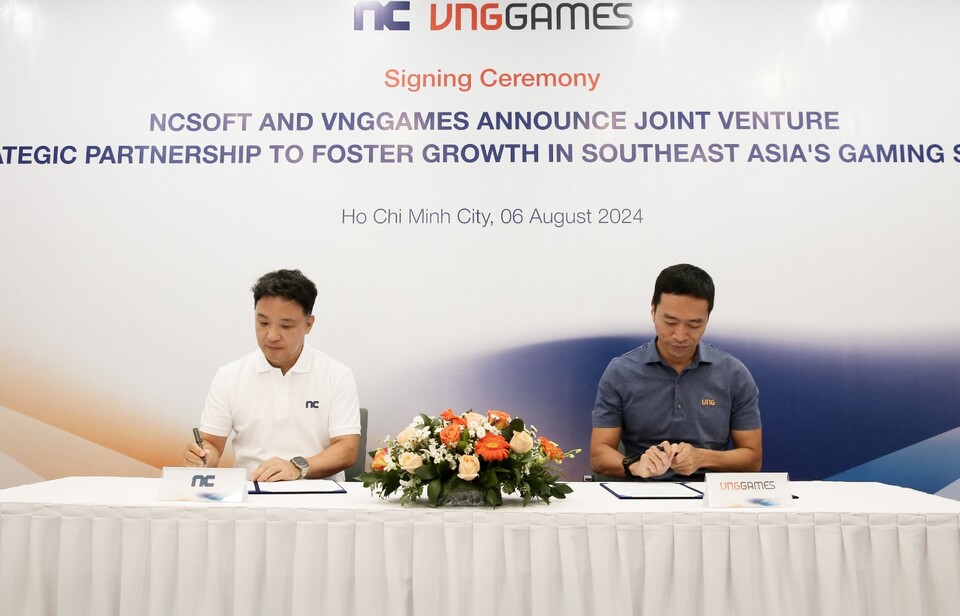 엔씨소프트 김택진 대표와 VNG 리홍민 대표가 협약식을 맺고 있다. [사진제공=엔씨소프트]