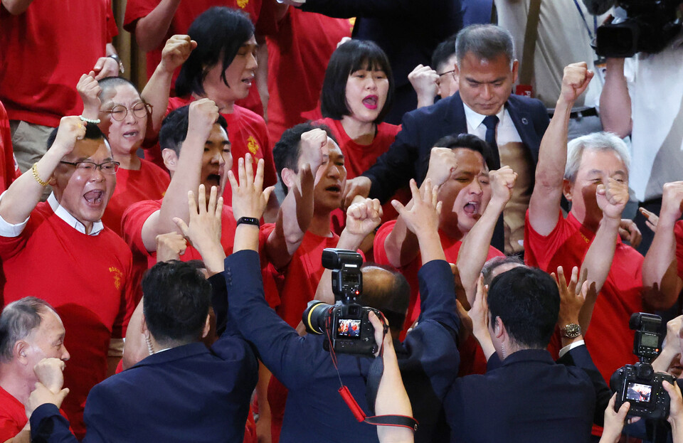 해병대 예비역 연대 회원들이 25일 오후 서울 여의도 국회에서 열린 제416회 국회(임시회) 제1차 본회의에서 순직 해병 수사 방해 및 사건 은폐 등의 진상규명을 위한 특별검사의 임명 등에 관한 법률안 재의의 건이 부결된 뒤 구호를 외치고 있다. 2024. 07. 25. [사진제공=뉴시스]