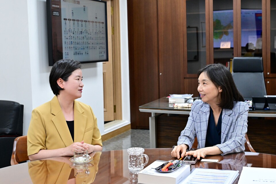 최호정 서울시의회 의장이 지난 6일 의회에서 신보라 한국여성인권진흥원장을 만나 환담하고 있다. [사진제공=서울시의회]
