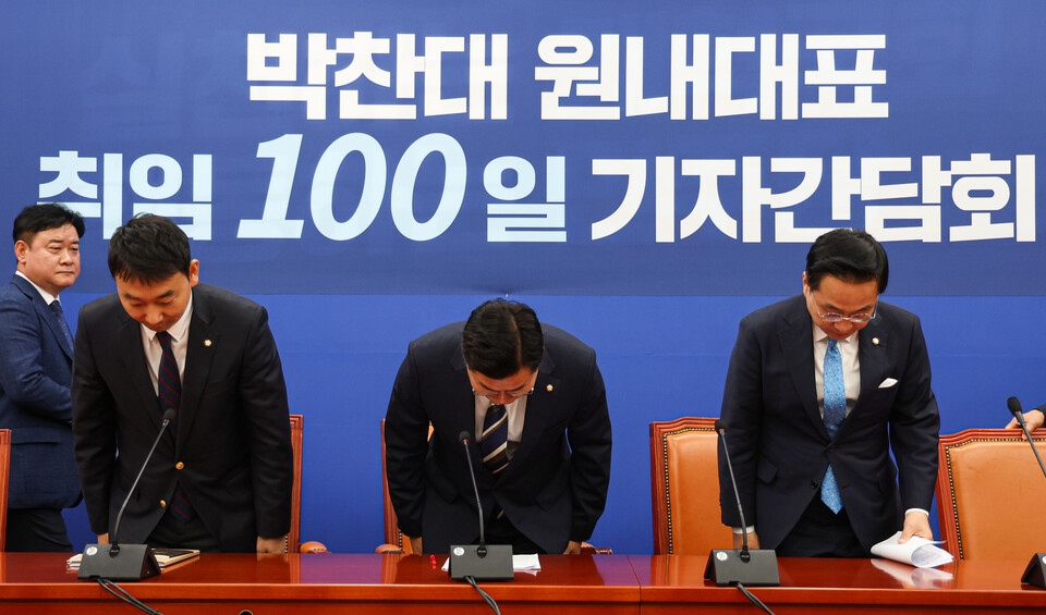 박찬대 더불어민주당 대표 권한대행 겸 원내대표가 8일 오전 서울 여의도 국회에서 열린 취임 100일 기자간담회에서 인사하고 있다. [사진제공=뉴시스]