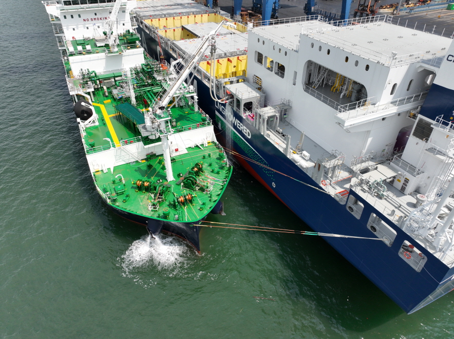 LNG벙커링 전용선(블루웨일호)이 국내 최초로 컨테이너선에 ‘벙커링 동시작업(SIMOPS, Simultaneous Operations)’을 하고 있다. [사진제공=한국가스공사]