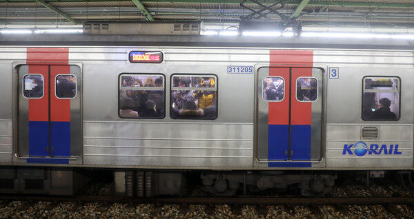 서울 1호선 구로역 지하철에 사람들이 탑승해 있는 사진. 사건과 무관. [사진제공=뉴시스]