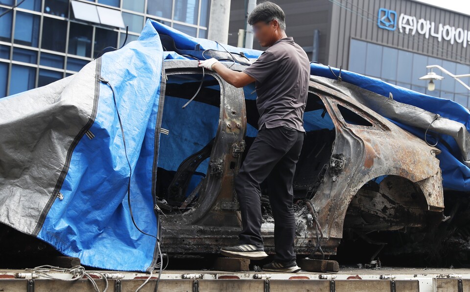 8일 오전 인천 서구 당하동 자동차 공업소에서 아파트 지하주차장에서 화재가 발생한 벤츠 전기차가 옮겨지고 있다. 이날 경찰과 국립과학수사연구원, 소방, 벤츠 등 관계기관이 참여해 2차 합동감식을 진행했다. 2024. 08. 08. [사진제공=뉴시스]