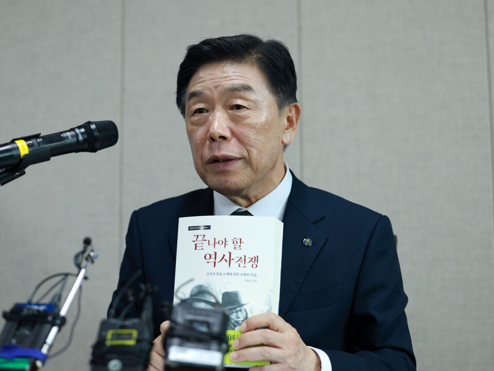 김형석 신임 독립기념관장이 12일 서울 용산구 서울지방보훈청에서 광복절 경축식 취소 및 뉴라이트 성향 의혹 등에 대해 발언하고 있다. [사진제공=뉴시스]