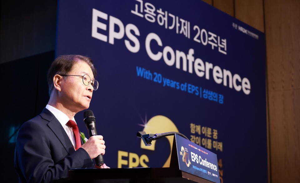 고용노동부 이정식 장관이 지난 12일 서울 송파구 롯데호텔 월드에서 진행된 ‘고용허가제 20주년 기념 콘퍼런스·정책 세미나’에 참석해 있다. [사진제공=뉴시스]<br>