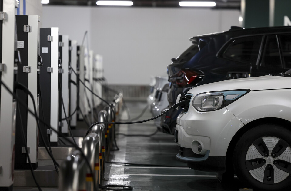 지난 4월 서울시내 주차장 내 전기차충전소에서 전기차량이 충전되고 있다. [사진제공=뉴시스]