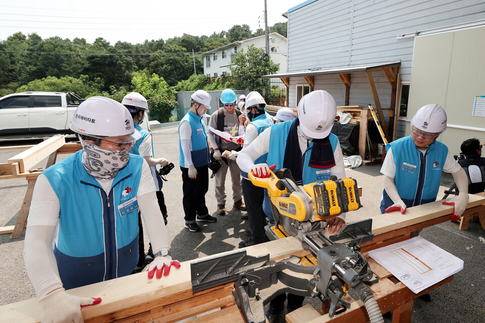 지난 13일 대우건설 임직원들이 충남 천안시 한국해비타트스쿨에서 독립유공자 후손 집고치기 봉사활동을 진행하고 있다. [사진제공=대우건설]