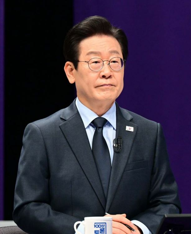 더불어민주당 이재명 대표 후보가 지난 13일 서울 마포구 상암동 MBC신사옥 스튜디오에서 열린 당대표 후보 방송토론회를 준비하고 있다. [사진출처=뉴시스]<br>