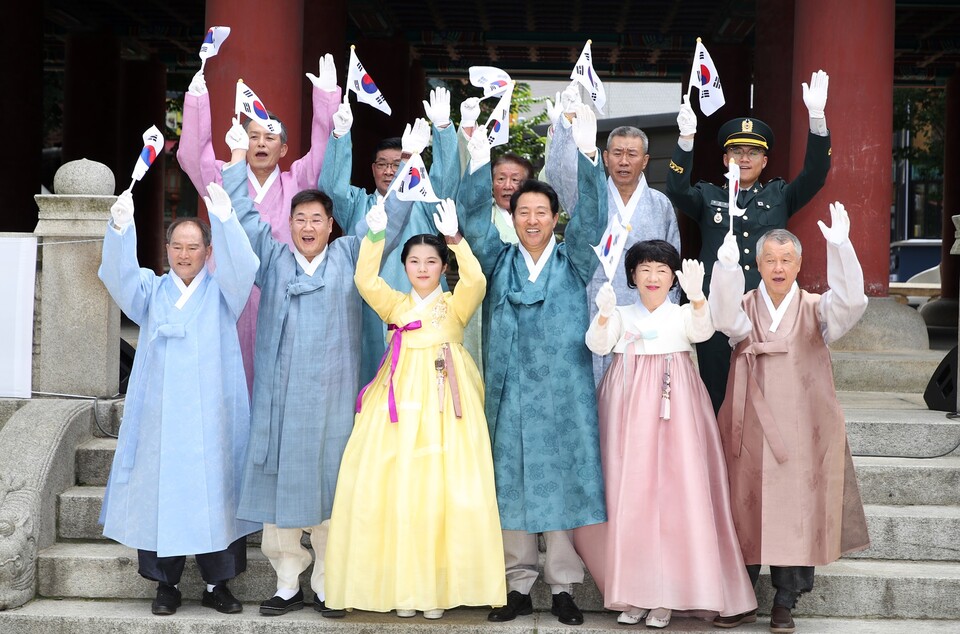 지난 2023년 광복절 타종식에서 서울시 오세훈 시장 등이 태극기를 흔드는 모습&nbsp; [사진제공=서울시]