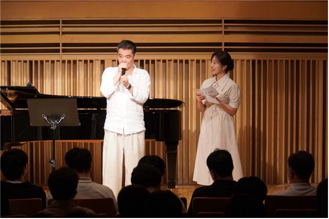 원태연 시인이 콘서트에 직접 참석해 관객들에게 인사를 전하는 모습. [사진제공=음그]