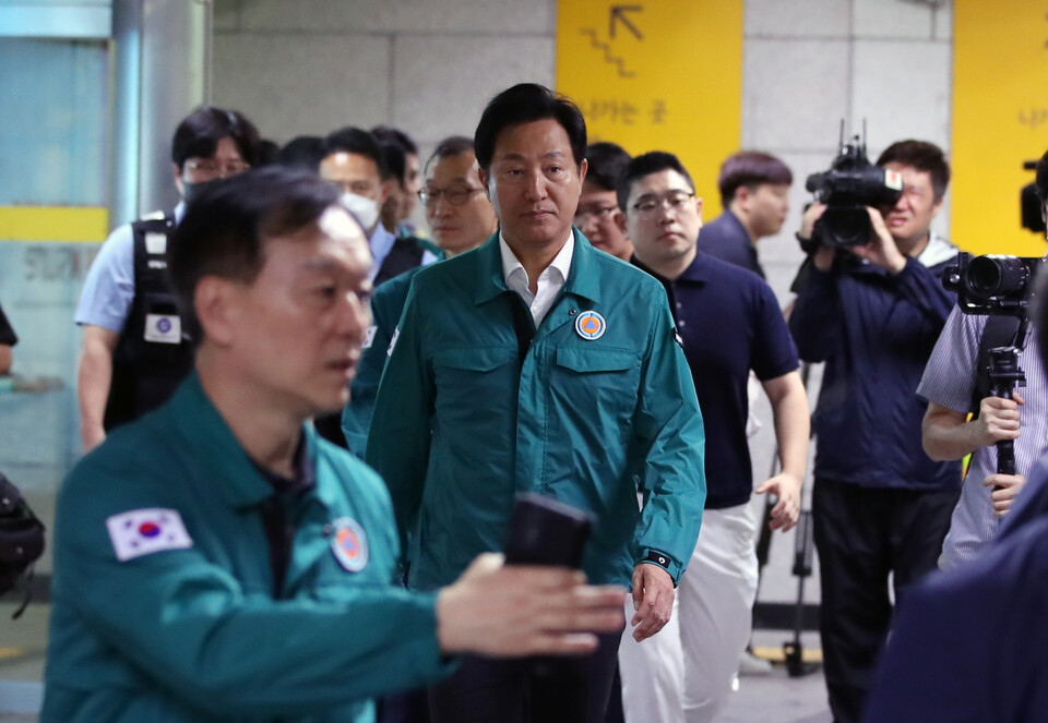 을지연습 공습대비 민방위훈련일인 23일 오세훈 서울시장이 경보발령 후 시장실에서 서울시청역 환승통로로 대피하고 있다. 2023. 08. 23. [사진제공=뉴시스]