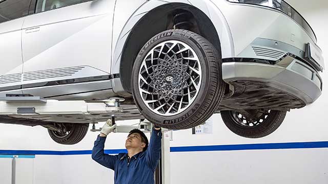 정비사가 현대차 아이오닉 5 차량을 점검하고 있다. [사진제공=현대차]