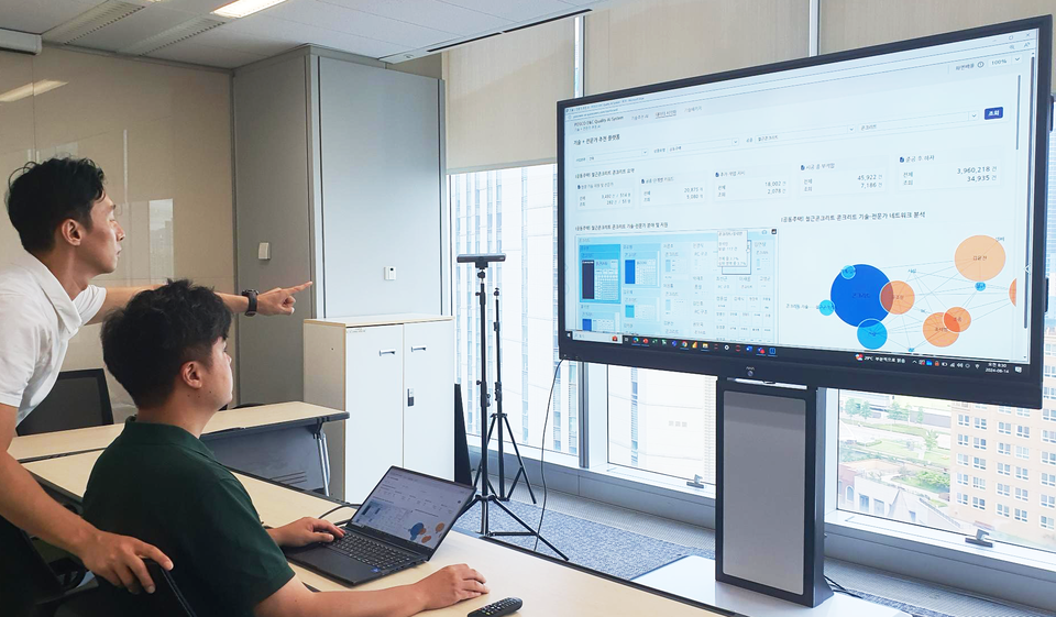 포스코이앤씨 직원들이 생성형 AI를 기반으로 한 건설지식 DB 서비스를 활용하고 있다. [사진제공=포스코이앤씨]