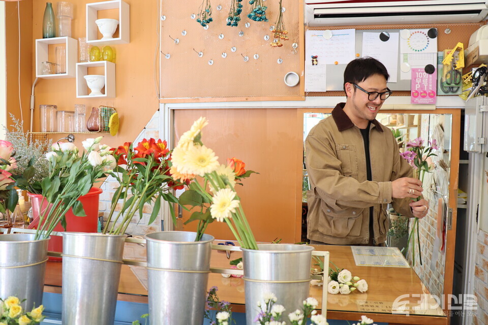 플로리스트 허정목씨가 꽃을 다듬고 있다. ⓒ투데이신문