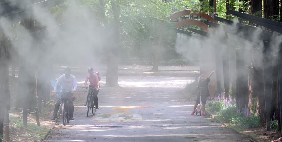 폭염이 계속되는 가운데 지난 16일 인천 남동구 인천대공원에서 시민들이 쿨링포그 구간을 지나며 더위를 식히고 있다. [사진제공=뉴시스]