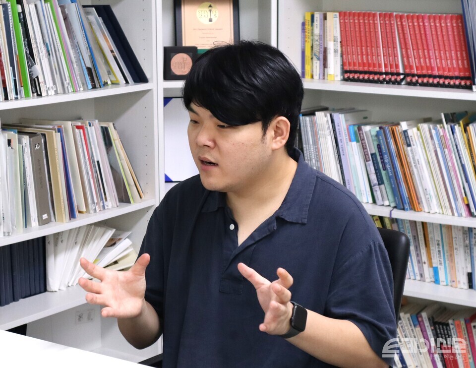 배준원 영화감독이 투데이신문과 인터뷰하고 있다. ⓒ투데이신문