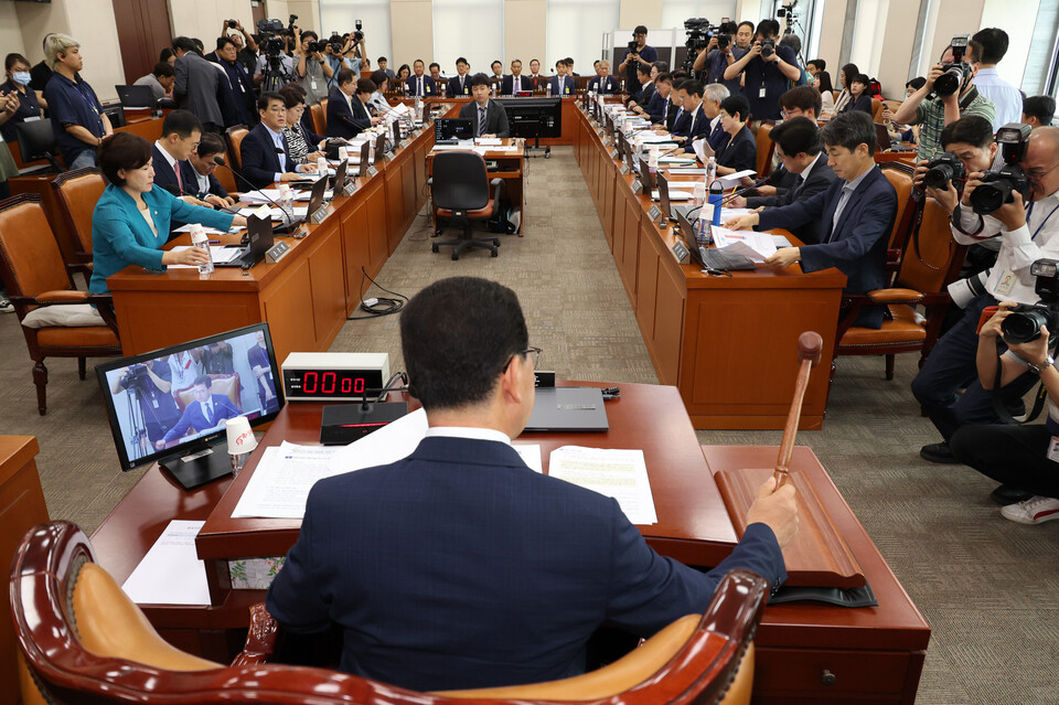 20일 오전 서울 여의도 국회에서 열린 행정안전위원회의 마약수사 외압 의혹 관련 청문회에서 신정훈 위원장이 개의 선언을 하며 의사봉을 두드리고 있다. [사진제공=뉴시스]
