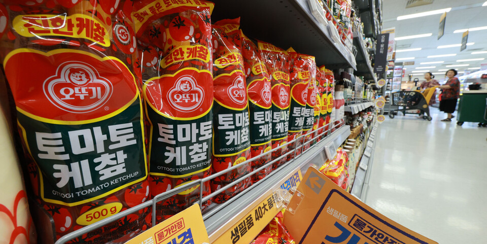 오뚜기를 필두로 식품업체들의 연이은 제품 가격 인상이 예상되면서 추석 물가 상승이 우려되고 있다. [사진 출처=뉴시스]