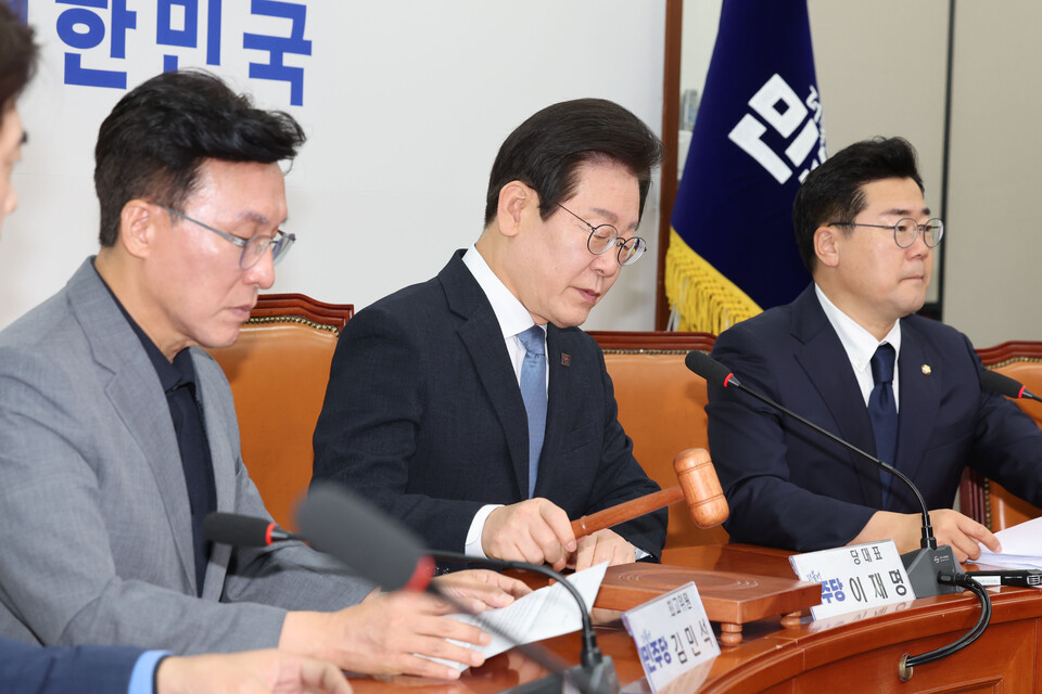 이재명 더불어민주당 대표가 21일 오전 서울 여의도 국회에서 열린 최고위원회의에서 의사봉을 두드리고 있다. [사진제공=뉴시스]