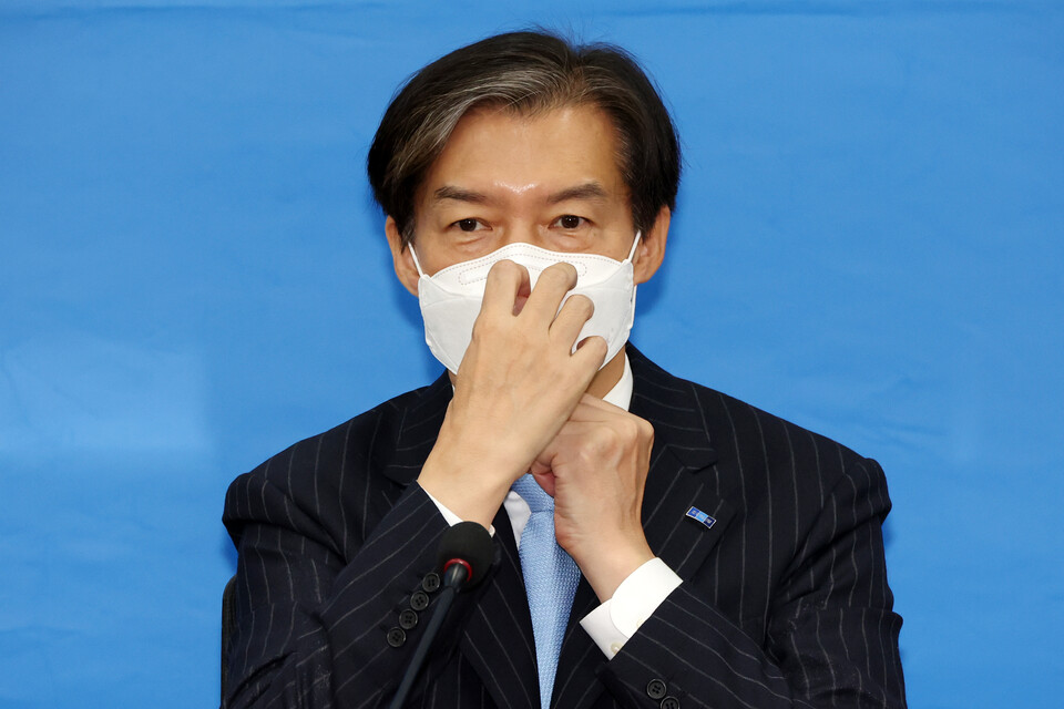 조국 조국혁신당 대표가 22일 오전 서울 여의도 국회에서 열린 ‘3년은 너무 길다’ 특별위원회(탄추위) 회의에 참석해 마스크를 고쳐 쓰고 있다. 조 대표는 전날(21일) 코로나19 확진 판정을 받은 이재명 더불어민주당 대표를 만났다. [사진제공=뉴시스]