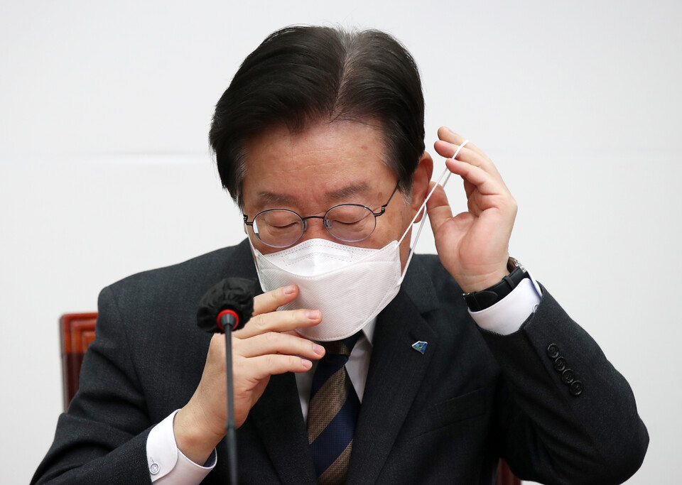 이재명 더불어민주당 대표가 3일 오전 서울 여의도 국회에서 열린 최고위원회의에서 발언을 마치고 마스크를 착용하고 있다. 2023. 03. 03. [사진제공=뉴시스]