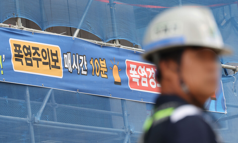 지난 8일 서울 성북구 소재 한 주택정비사업 건설현장에서 폭염 대응에 대한 안내문이 붙여져 있다. [사진제공=뉴시스]