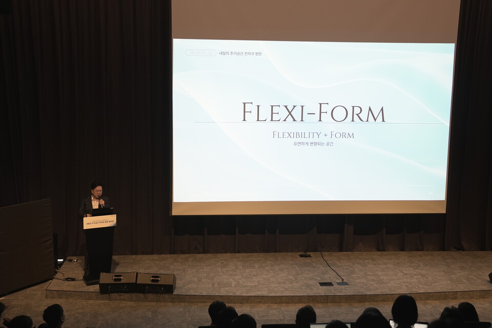 포스코이앤씨가 지난 27일 서울 강남구 더샵갤러리에서 ‘내일의 주거공간 전략과 평면’을 주제로 더 홈 큐레이터 발표회를 진행하고 있다. [사진제공=포스코이앤씨]