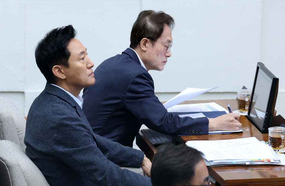 오세훈 서울시장과 조희연 서울시교육감이 28일 오전 서울 중구 서울특별시의회에서 열린 제326회 임시회 제2차 본회의에 참석하고 있다. [사진제공=서울시]