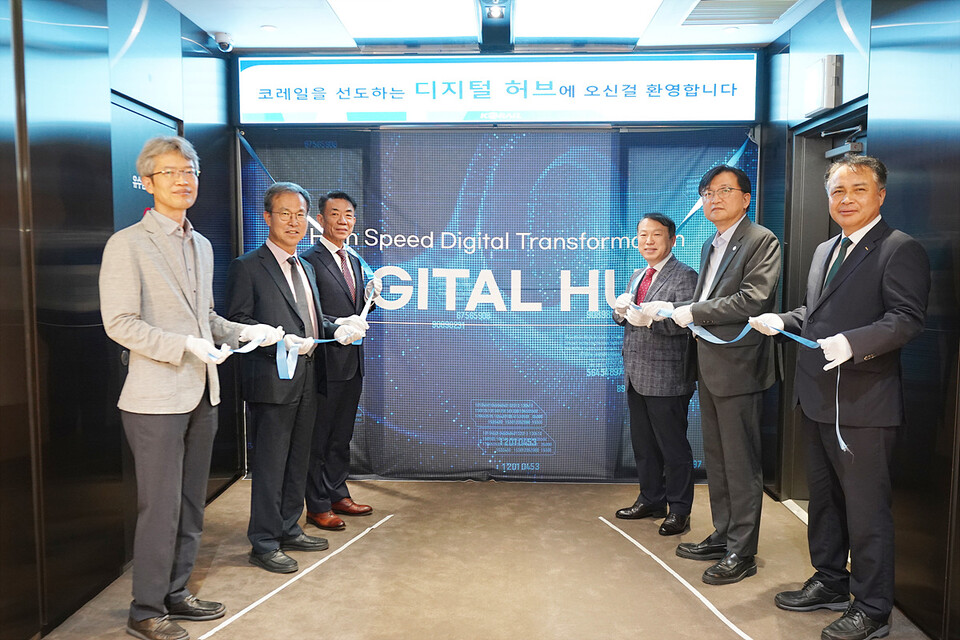 왼쪽부터 장인권 한국과학기술원 모빌리티대학원학과장, 방승찬 한국전자통신연구원장, 한문희 코레일 사장, 권세호 코레일 상임감사위원, 조준희 한국소프트웨어산업협회장, 정정래 코레일 부사장. [사진제공=코레일]<br>