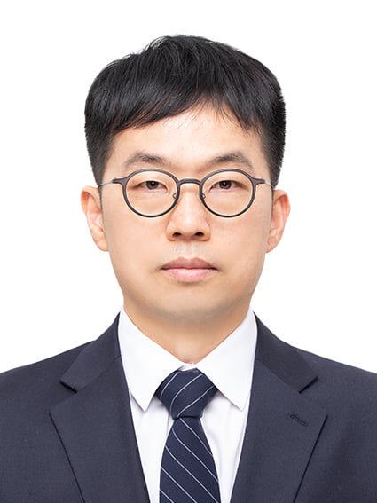 △한국인터넷신문협회 허윤철 사무국장(언론학 박사)